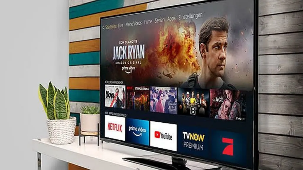 Moderner Fernseher zeigt Streamingdienste und Serienauswahl im Wohnzimmer.