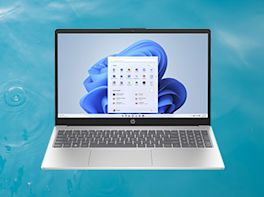 Ein Notebook vor blauem Hintergrund