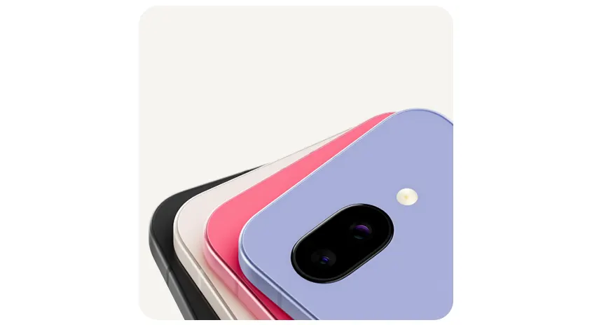 Stapel aus schwarzen, weißen, pinken und lila Handys mit Doppelkamera auf der Rückseite auf weißem Hintergrund.