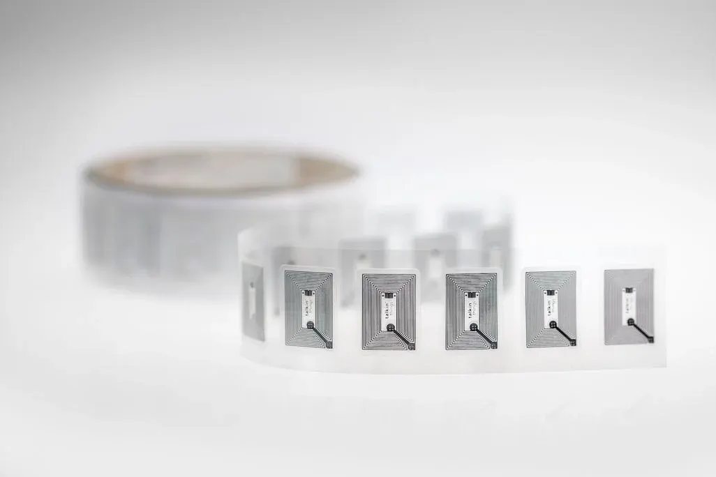 Rolle mit aufgeklebten RFID- bzw. NFC-Etiketten, die für die drahtlose Identifikation und Warensicherung genutzt werden.