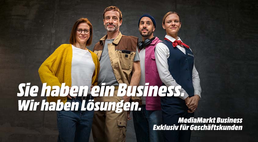 Eine graue Wand dient als Hintergrund für vier gekleidete Figuren in verschiedenen Farben und Text.