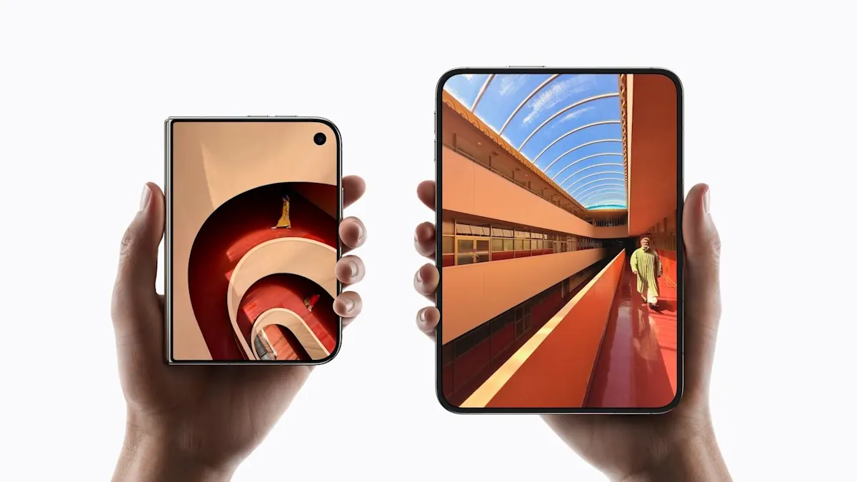 Zwei Hände halten ein iPhone Duo, einmal im ausgeklappten und einmal im geschlossenen Zustand.