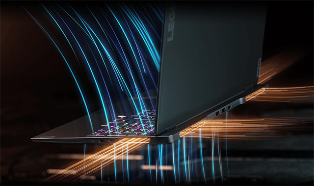 Ein dunkler Laptop ist teilweise geöffnet, mit bunten Tasten. Blaue und orangefarbene Lichtstreifen umgeben das Gerät.