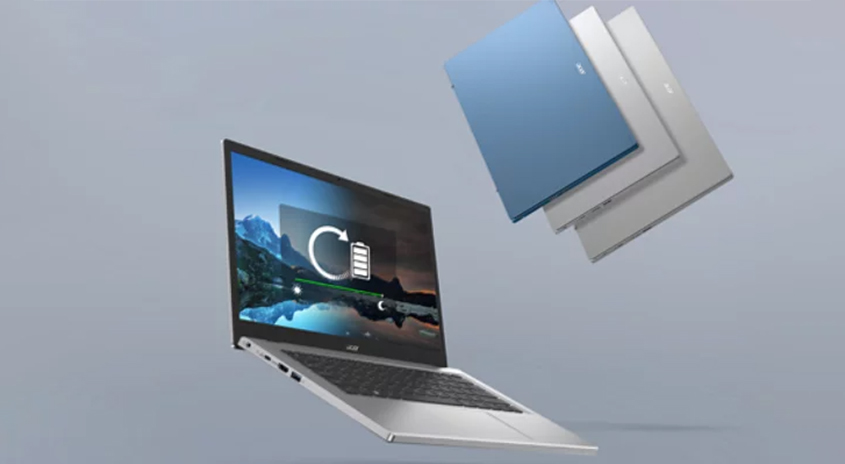 Ein silberner Laptop mit Ladebildschirm schwebt neben blauen und weißen Laptopdeckeln auf grauem Hintergrund.