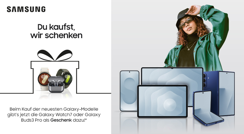 Man sieht ein junge Frau mit schwarzen HUt, grüner Jacke. Sie greift sich mit linken Hand auf den Hut und steht hinter einer Reihe von verschiedenen Galaxy Smartphones und Galaxy Tablets. Daneben steht: Du kaufst, wir schenken und man sieht darunter 2 Smartwatches und Buds.