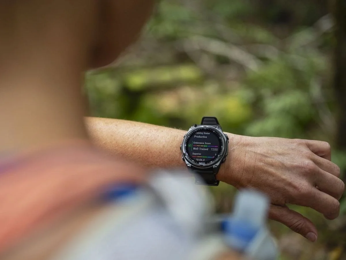 Person sieht auf Garmin Fitness Uhr