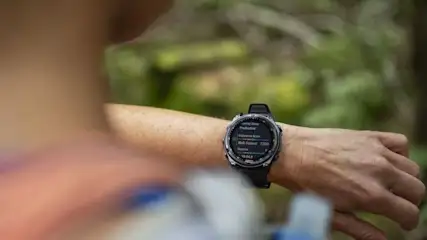 Person sieht auf Garmin Fitness Uhr