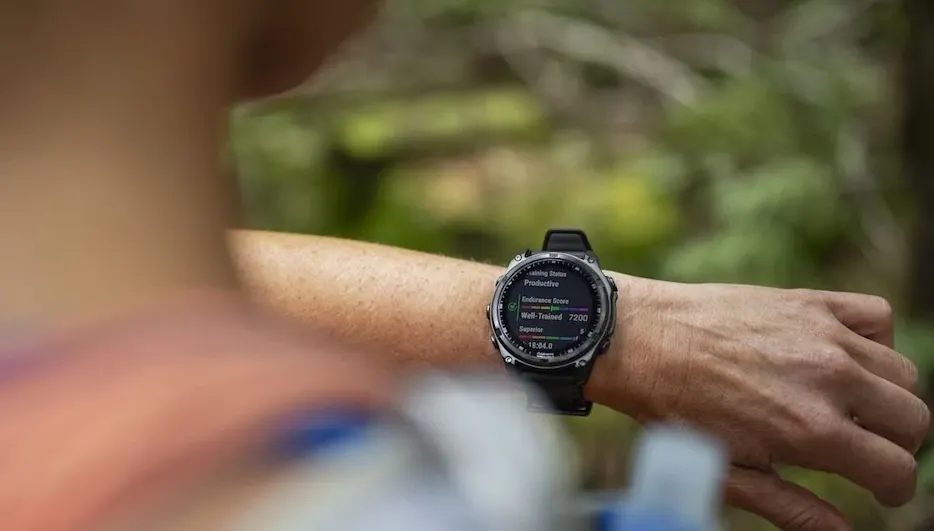 Person sieht auf Garmin Fitness Uhr