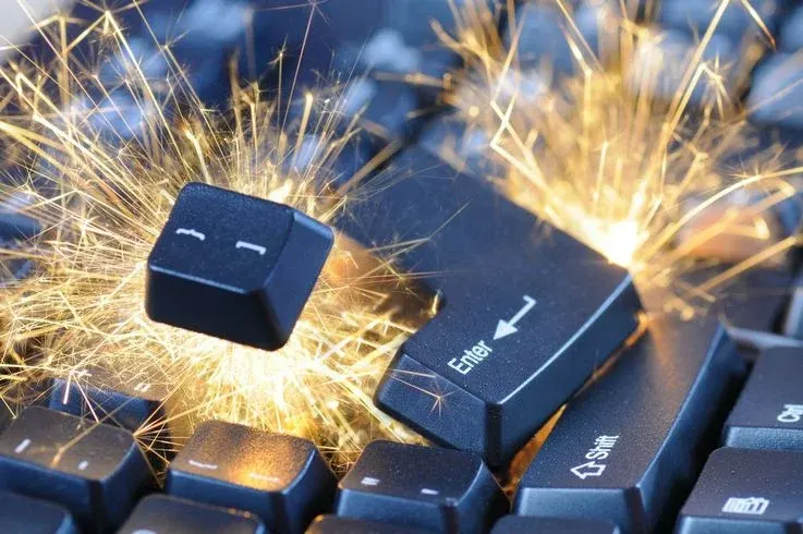 Tastatur sprüht Funken und einige Tasten fliegen weg.