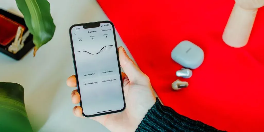 Smartphone mit geöffneter Equalizer-App mit der Einstellung +7 Höhe und +5 Bass.