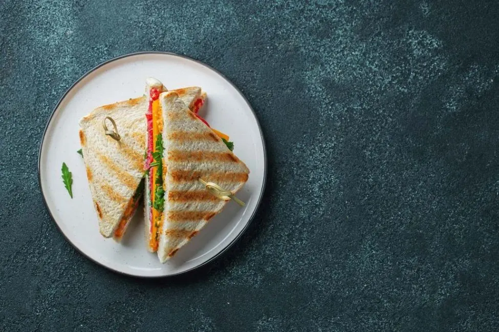 Gegrillte Sandwiches mit Käse und Gemüse au