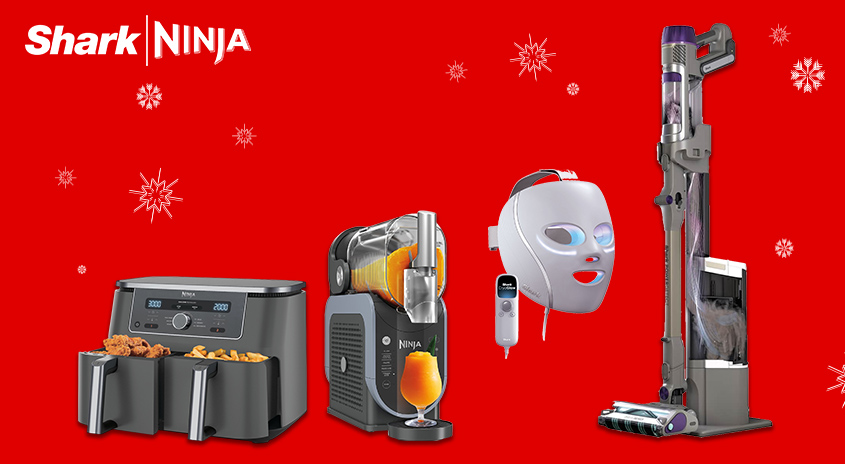  Shark Ninja Küchengeräte und Staubsauger vor rotem, weihnachtlichem Hintergrund: Heißluftfritteuse, Entsafter, LED-Gesichtsmaske und Akku-Staubsauger.