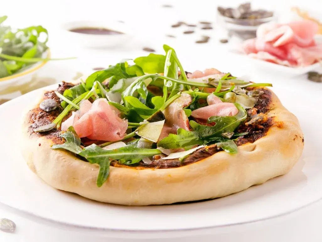 Mini Pizza mit Rucola und Schinken