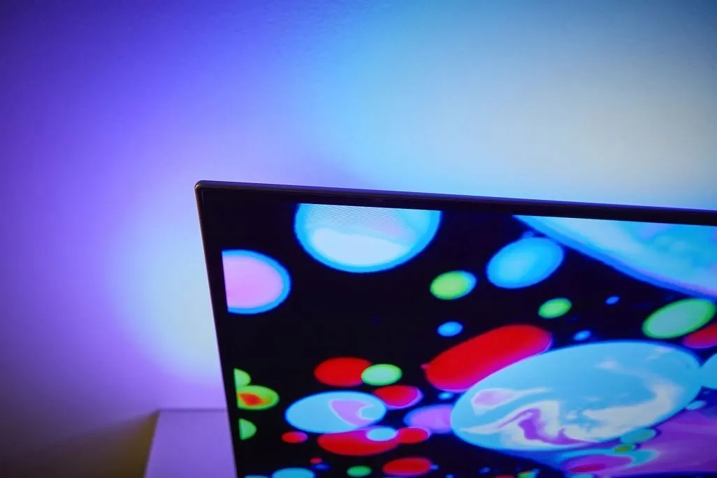 Nahaufnahme einer Fernseherecke mit bunter Hintergrundbeleuchtung und Kreisen auf dem Display