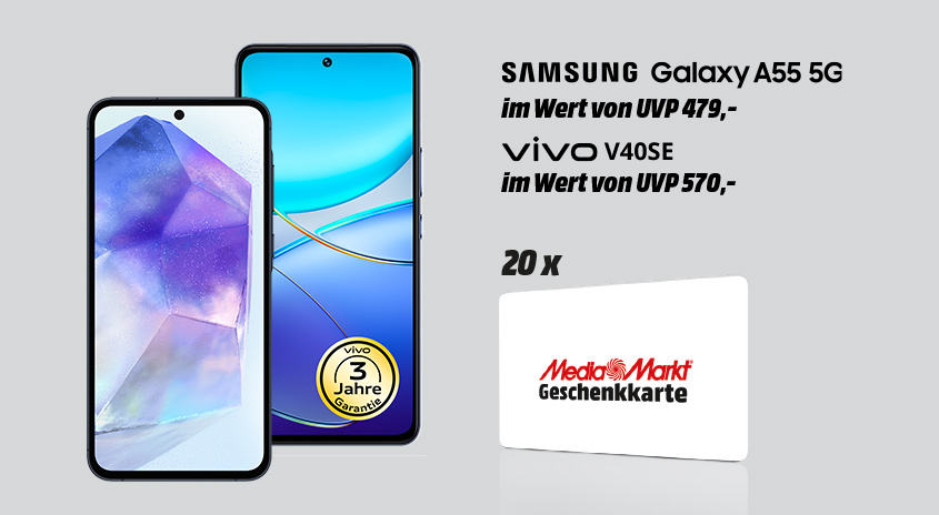 Zwei Smartphones und eine MediaMarkt Geschenkkarte auf grauem Hintergrund. Das linke Handy hat ein lila-weißes Display, das rechte ist blau.