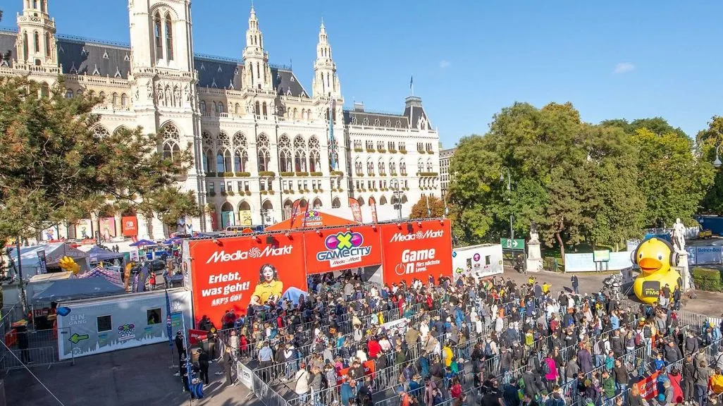 Besucher auf der GAME CITY vor dem Wiener Rathaus