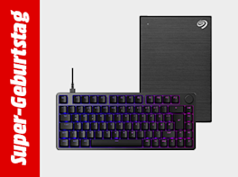 Tastatur und Festplatte vor weißem Hintergrund. Links davon in einem roten Balken und weißer Schrift steht: Super-Geburtstag.