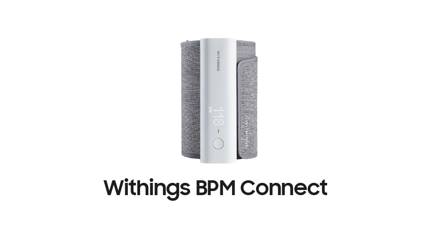 Ein Blutdruckmessgerät mit grauer Manschette und weißem Display auf weißem Hintergrund.