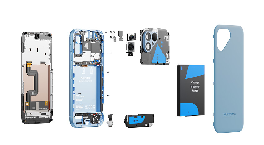 Ein zerlegtes Smartphone mit Batterie, Gehäuse und Kamerakomponenten auf weißem Hintergrund.