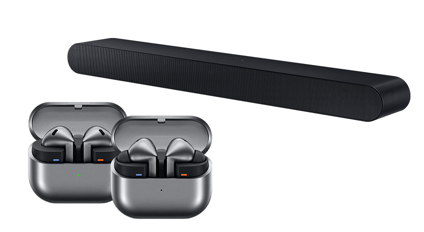 Eine schwarze Soundbar liegt über zwei geöffneten, metallischen Kopfhörer-Ladeboxen mit Kopfhörern.