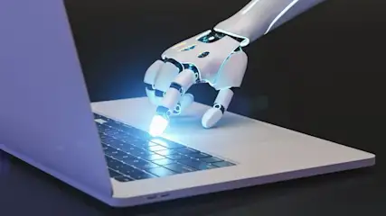 Eine weiße Roboterhand mit blauen Lichtern drückt eine leuchtende Taste auf der Tastatur eines weißen Laptops.