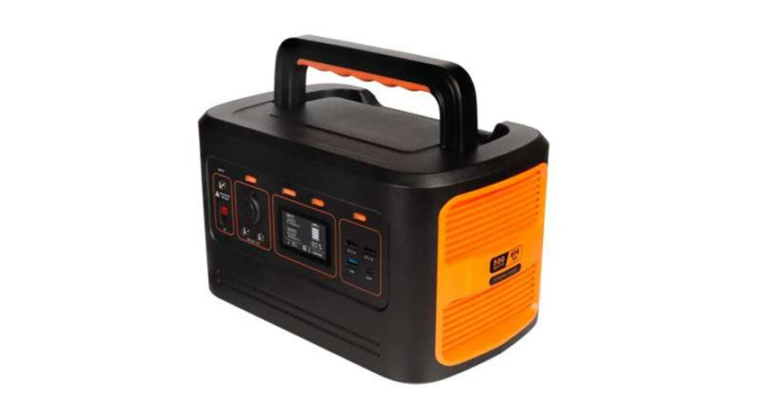 Schwarzes und oranges Kraftwerk mit Griff und Bedienfeld auf weißem Hintergrund.