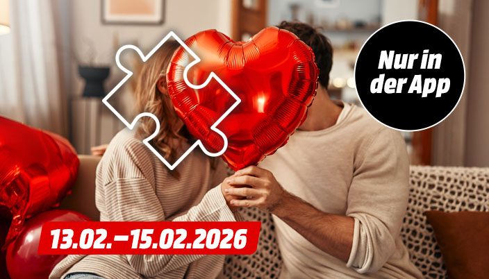 Paar sitzt auf dem Sofa mit Herzballon, darüber Puzzlesymbol. Text: Nur in der App, Aktionszeitraum 13.02.–15.02.2026.