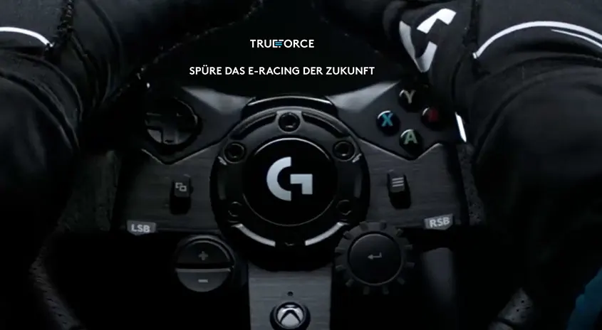 Nahaufnahme eines schwarzen Lenkrads mit dem 'G'-Logo in der Mitte, umgeben von Knöpfen und Bedienelementen.