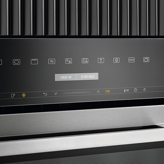 Nahaufnahme eines schwarzen Ofens mit Bedienfeld, das Symbole und ein Display mit "1000 W" und "0:48 Min" zeigt.