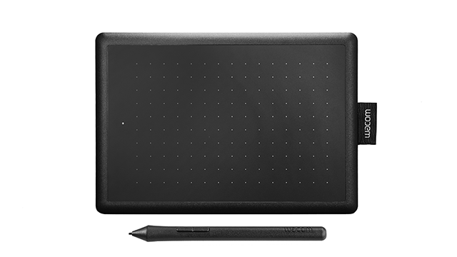 Eine schwarze Wacom-Zeichentablett und ein Stift liegen auf einem weißen Hintergrund. Das Tablet hat ein Rastermuster.