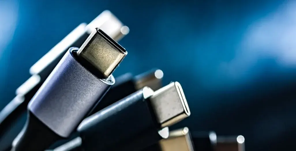 ein Bündel Kabel vor blauen Hintergrund