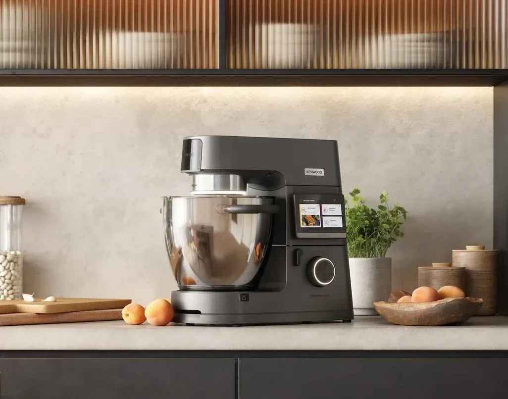 Die Cooking Chef KCL96.004DG Küchenmaschine steht auf der Anrichte in einer modernen, stylischen Küche.