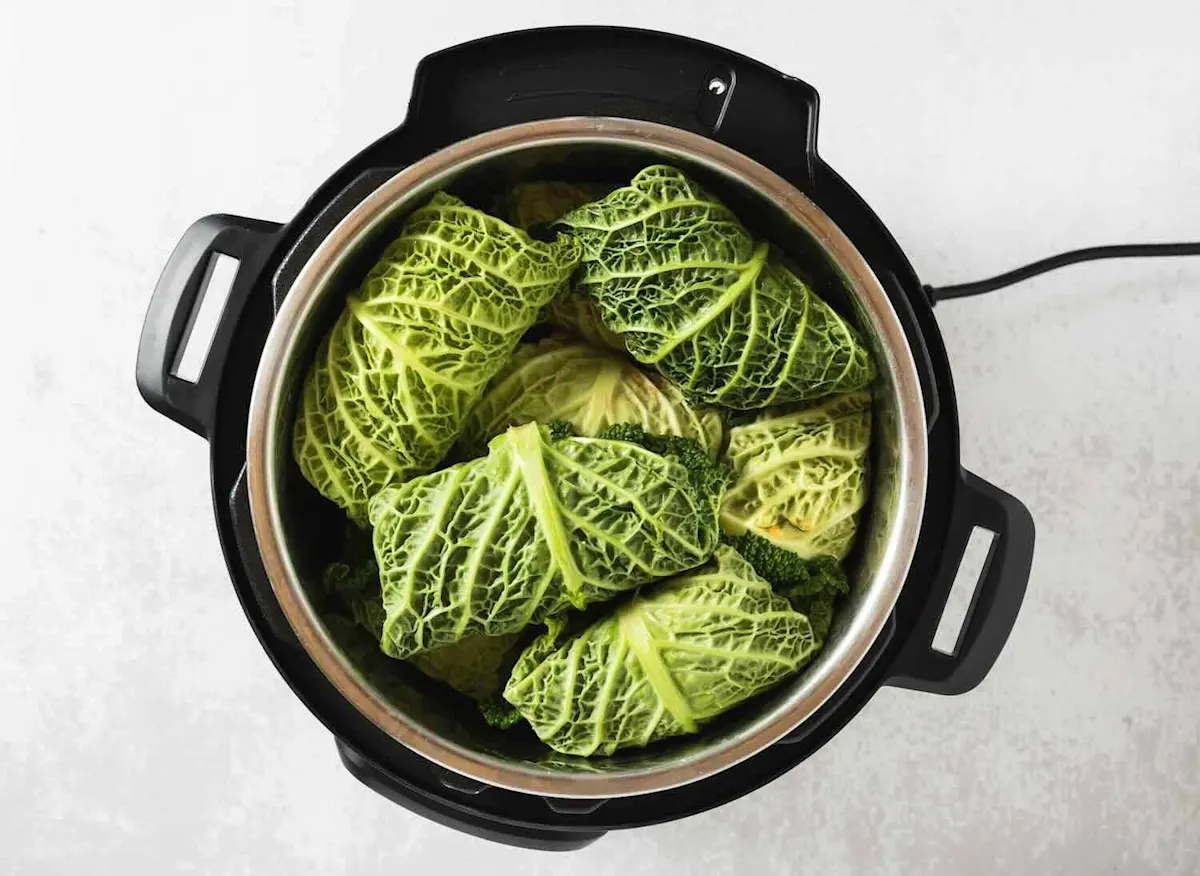 Ein offener Instant Pot von oben fotografiert. Im Inneren sind Kohlrouladen eingeschlichtet.