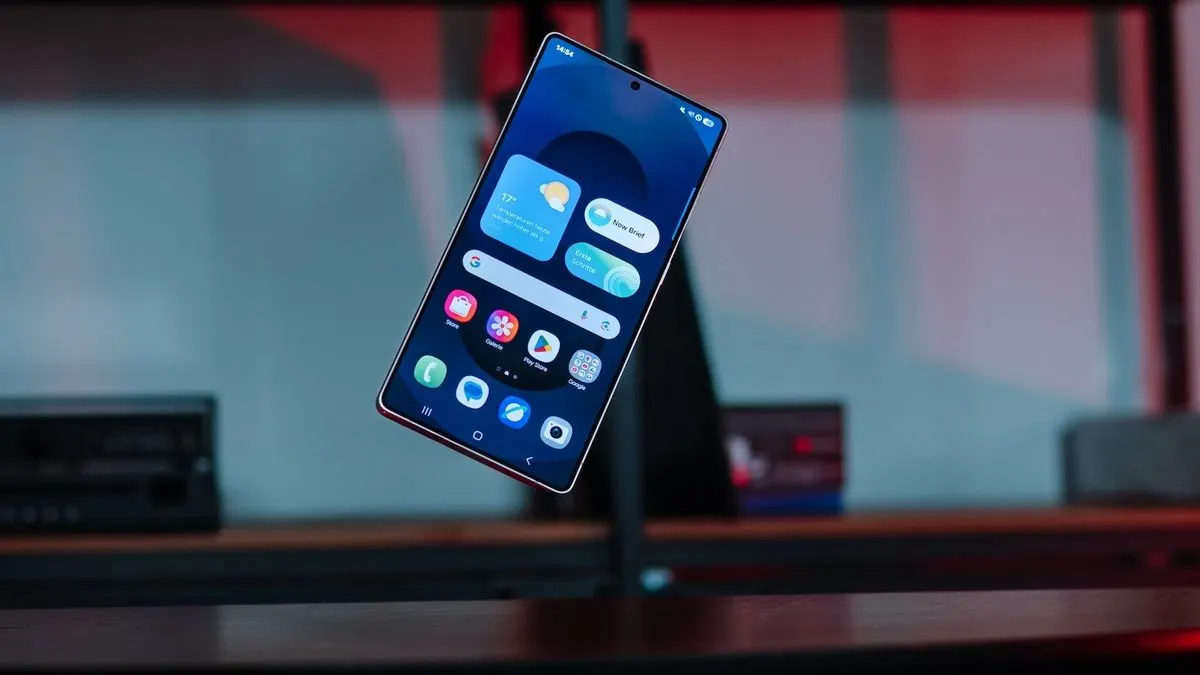 Samsung Galaxy S25 Ultra Smartphone schwebt über einem Tisch, Display mit App-Symbolen ist sichtbar.