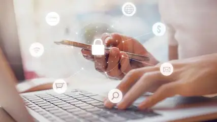 2 Hände vor einem Laptop, eine Hand hält ein Handy, vom Handy aus sind Symbole dargestellt die die Sicherheit beim surfen und einkaufen symboliiseren