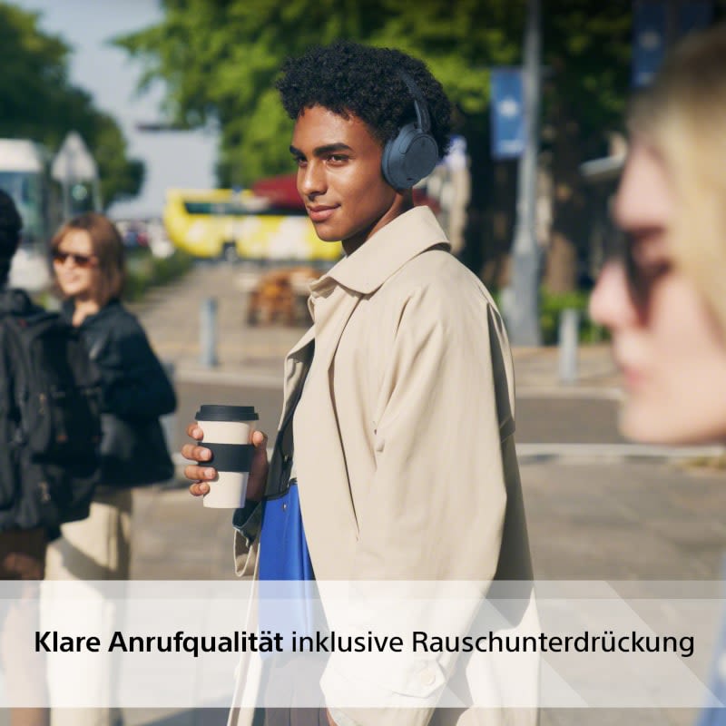 Junge mit Kopfhörer und Kaffee Becher