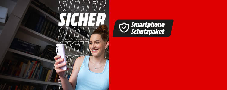 Frau sieht auf ihr Smartphone. Rechts daneben steht der Text: Smartphone Schutzpaket