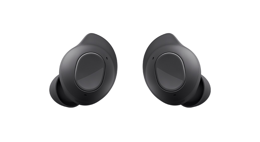 Zwei schwarze kabellose Ohrhörer auf weißem Hintergrund, die mit einer ovalen Taste versehen sind.