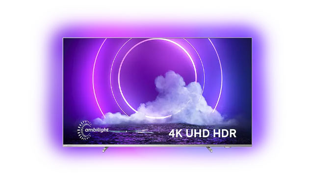 Ein Flachbildfernseher mit lila Hintergrundbeleuchtung zeigt einen Bildschirm mit dem Text "4K UHD HDR" und Wolken.