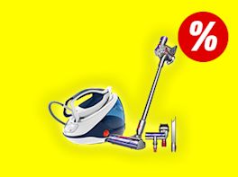 Bügeleisen und Stick-Staubsauger vor gelben Hintergrund. Rechts oben im Bild ist ein großes Prozentzeichen zu sehen.