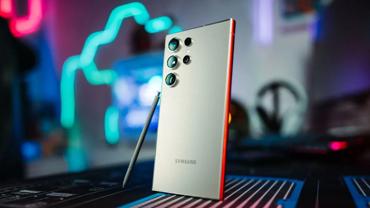 Samsung Galaxy S24 Ultra Smartphone in der Nahaufnahme mit S-Pen und Triple Kamera.
