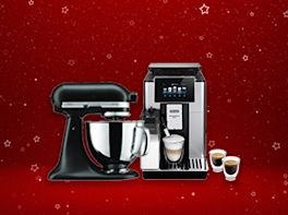 Produktbild eines Kaffeevollautomaten und einer Küchenmaschine vor rot-weihnachtlichem Hintergrund.
