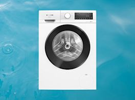 Eine Waschmaschine vor blauem Hintergrund im Wasser