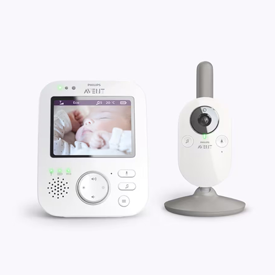 Ein weißes Babyphone mit einem Monitor, der ein Baby zeigt, und einer Kamera mit einem grauen Standfuß.