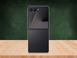 Ein Smartphone steht auf einem Holztisch.