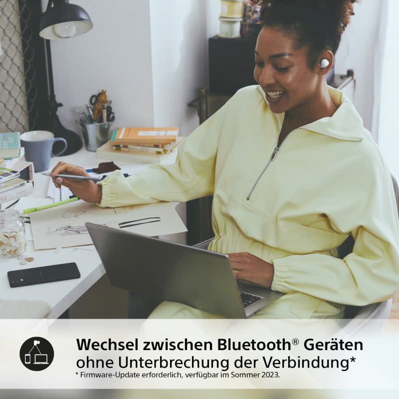 Frau mit True Wireless Kopfhörer und Notebook