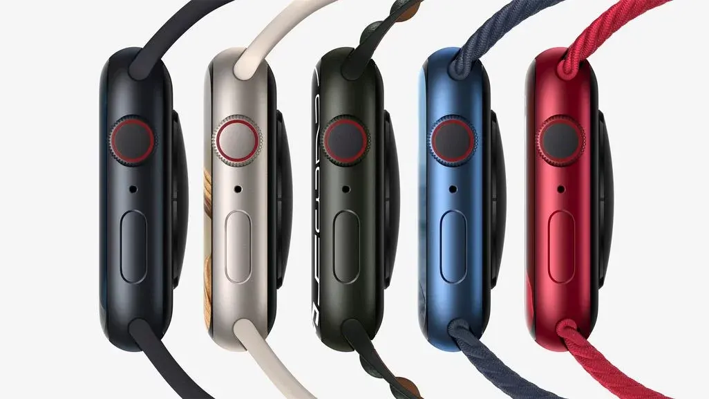 Fünf Smartwatches: Schwarz, Beige, Dunkelgrün, Blau, Rot; mit passenden Armbändern, teils geflochten.