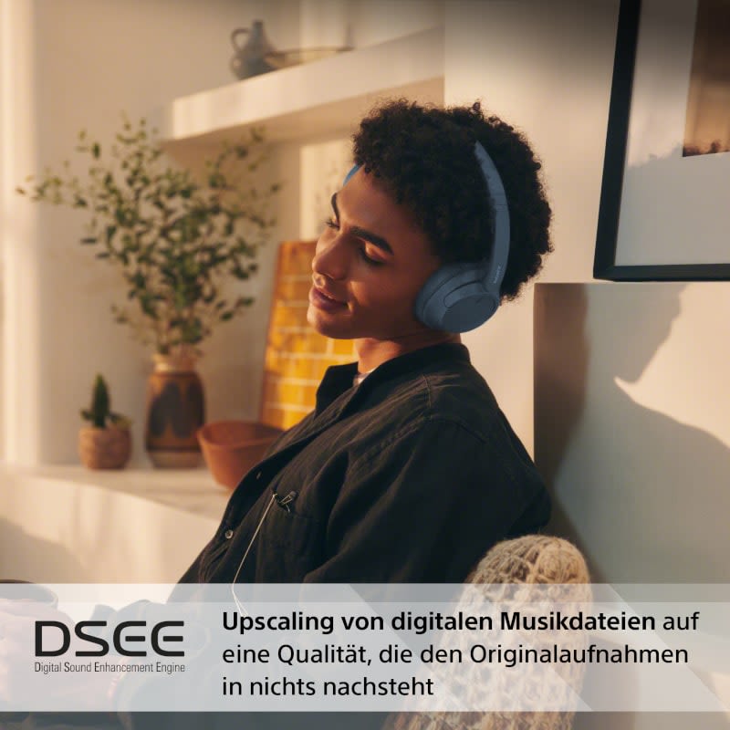 Junge mit Kopfhörer beim Musik hören