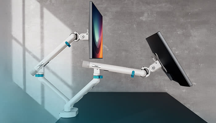 Weißer Digitus Dual-Monitorarm am Schreibtisch, der zwei Bildschirme in unterschiedlichen Ausrichtungen hält.