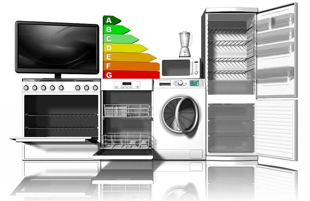 Weiße Haushaltsgeräte: TV, Backofen, Spülmaschine, Waschmaschine, Mikrowelle, Kühlschrank und ein Energieeffizienzlabel A-G.